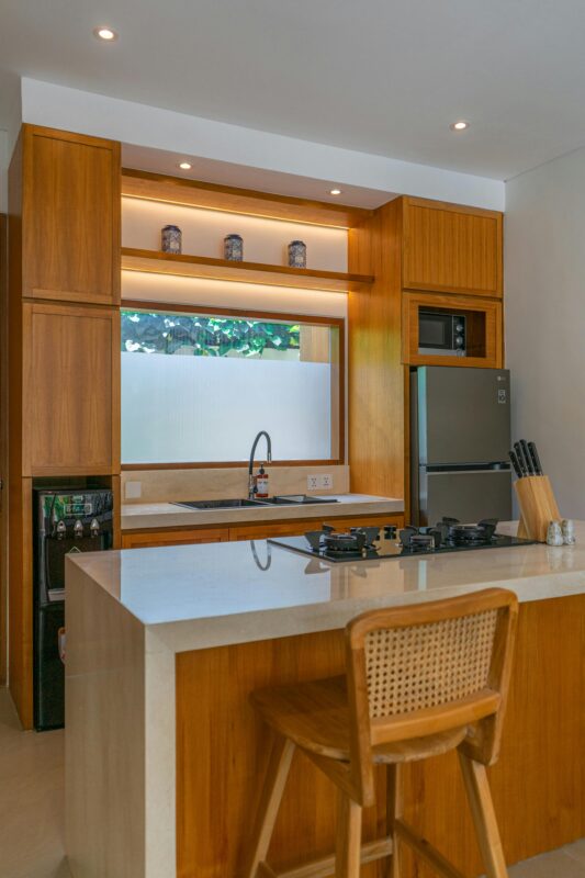 Imagem de cozinha reformada, destacando melhoria estética e funcional