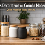 Potes decorativos na cozinha moderna com vidro transparente, cerâmica fosca e tampas de bambu organizando mantimentos sobre bancada de madeira