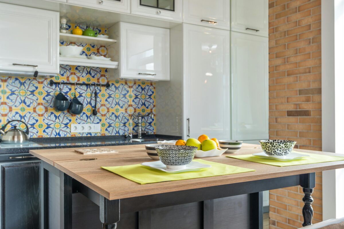 cozinha simples e bonita com decoração acolhedora e organização funcional