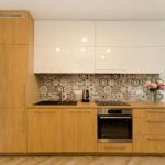 cozinha simples e bonita organizada com decoração minimalista e iluminação natural