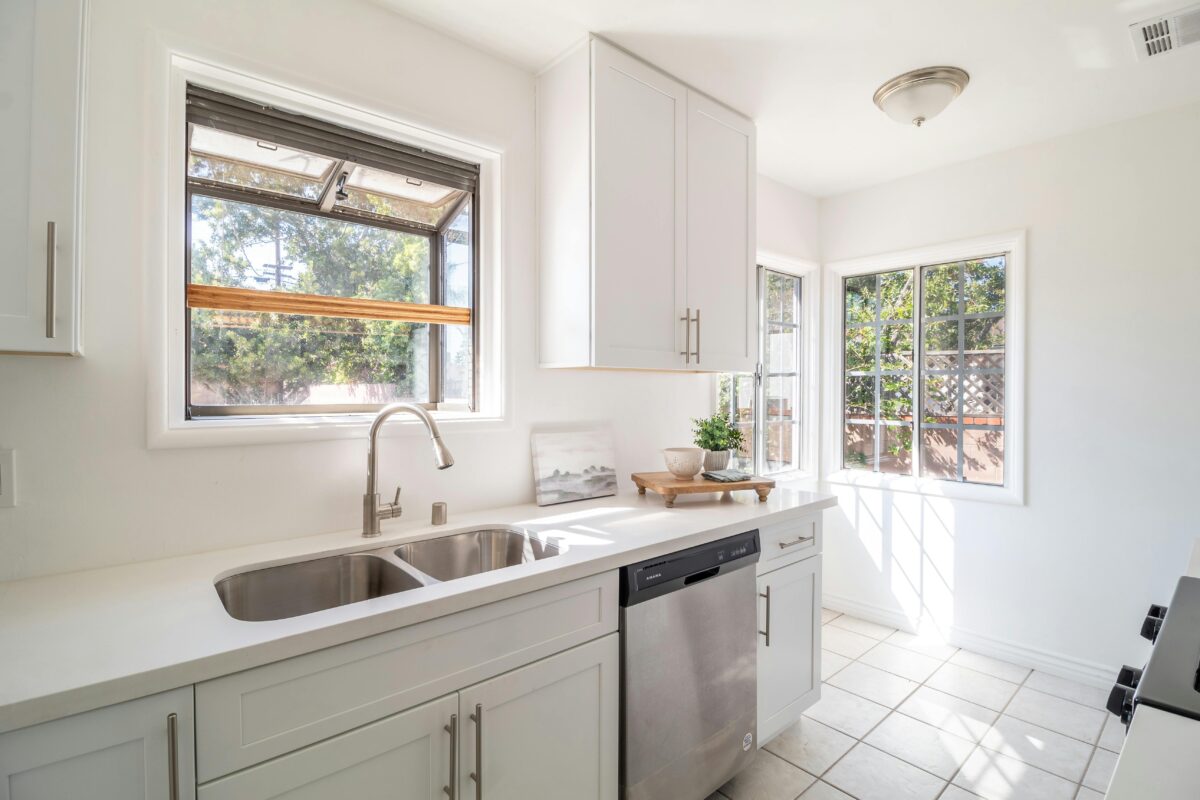 cozinha simples organizada e bonita com iluminação natural e decoração minimalista