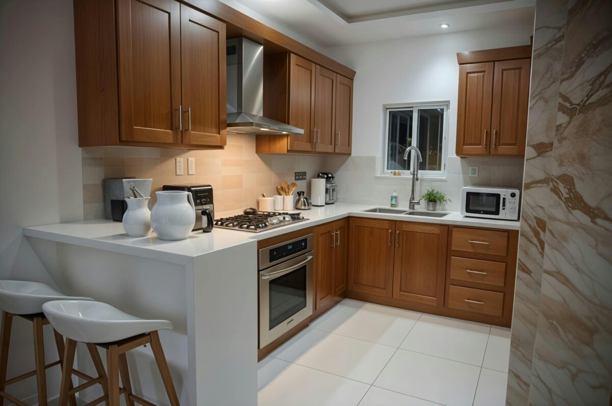 layout de cozinha simples e funcional com pia fogão e bancada organizados