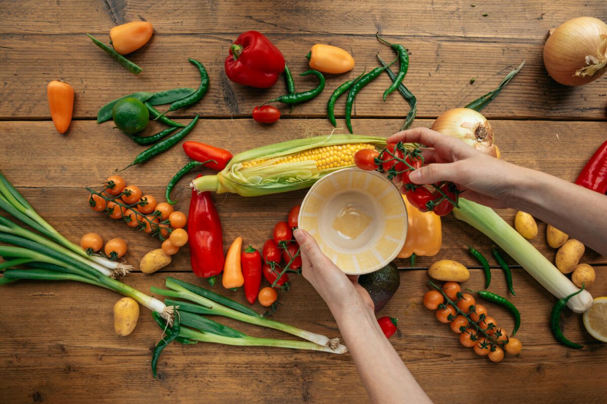 Transformando sobras de alimentos em novas refeições na cozinha organizada, mostrando economia e aproveitamento de ingredientes