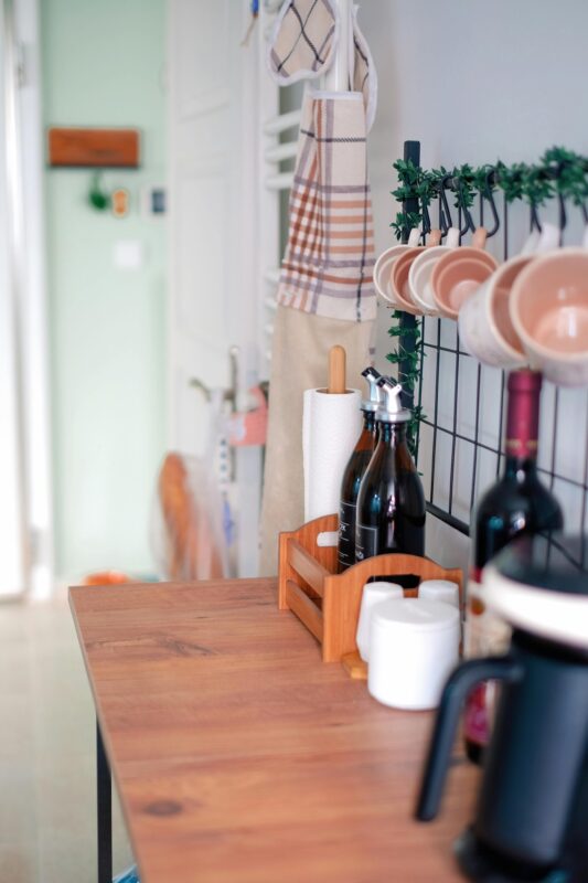 cozinha simples e bonita organizada com ideias baratas e soluções criativas