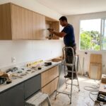 instalação de cozinha planejada em andamento com armários sendo montados