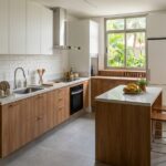 Cozinha com móveis modulados organizada e iluminada naturalmente